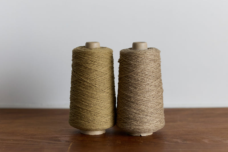 左が「OLIVE」、右が「YELLOW CAMEL」。落ち着きのある色味もおすすめです。