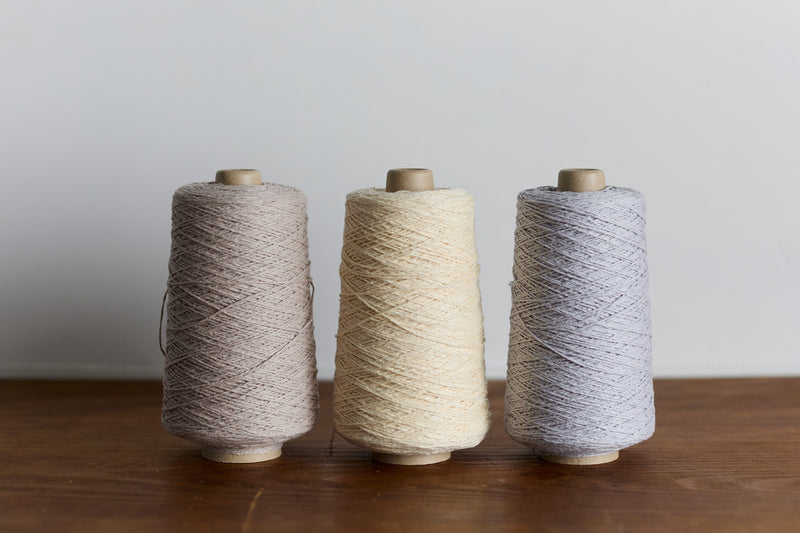 左から「LIGHT MOCHA」「ANTIQUE WHITE」「L.GREY」。ニュアンスカラーも美しい。