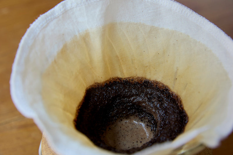 抽出時にはコーヒーの旨み成分である油分をほどよく通し、コクのある味わいに仕上がります（＊写真は円すい型を使用）。
