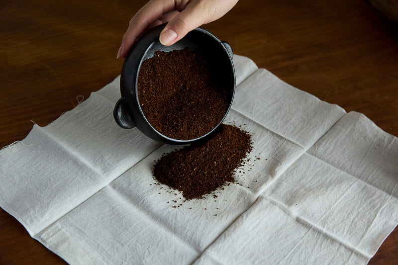 コーヒー豆を挽き、生地中央に分量の粉を入れます。