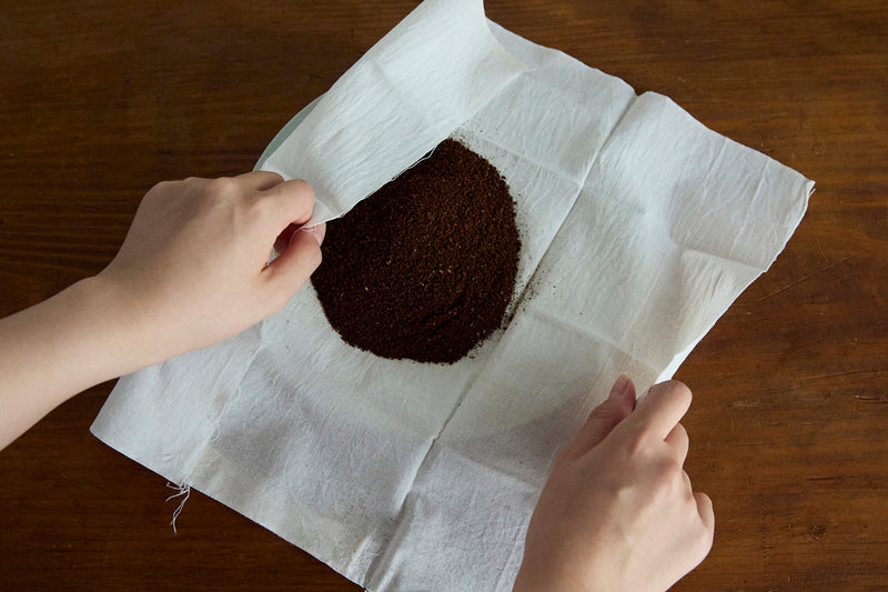 コーヒー粉を中央に寄せて、左右から生地をたたみます。
