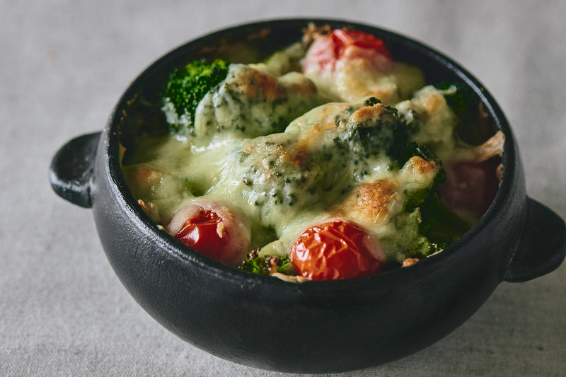 オーブンを使ったグリル料理もできます。黒マットは、チーズを使った料理のとき、洗いものがしやすいそうですよ（＊写真はコロンの黒マット）。