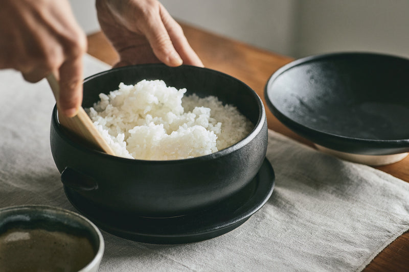 電子レンジから取り出したあとは、天地返しを（＊色は黒マット）。