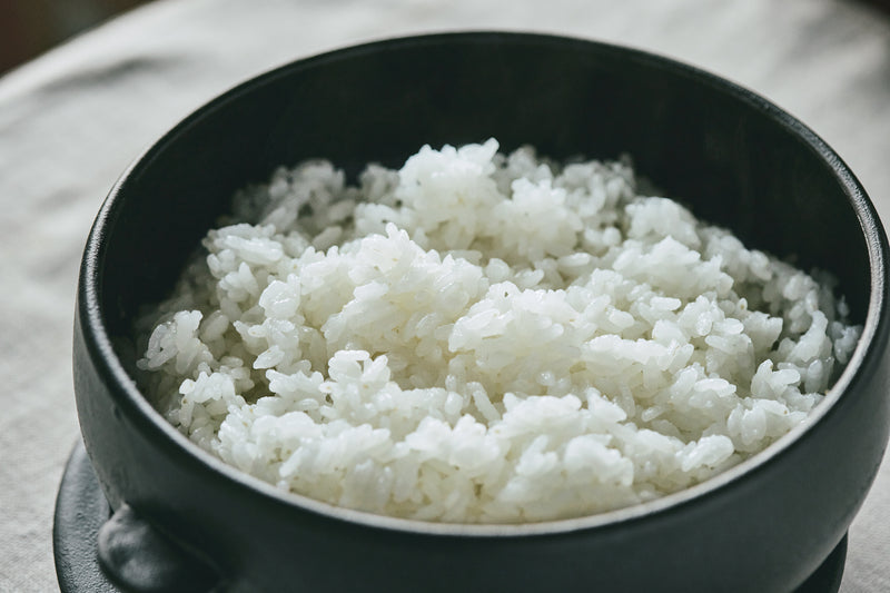 いつでもふっくらつややかな、炊き立てのご飯を楽しめます（＊色は黒マット）。