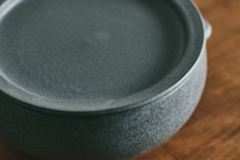 釉薬のムラは手づくりならでは。味わいのある表情を見せています（＊色はダークグレー）。
