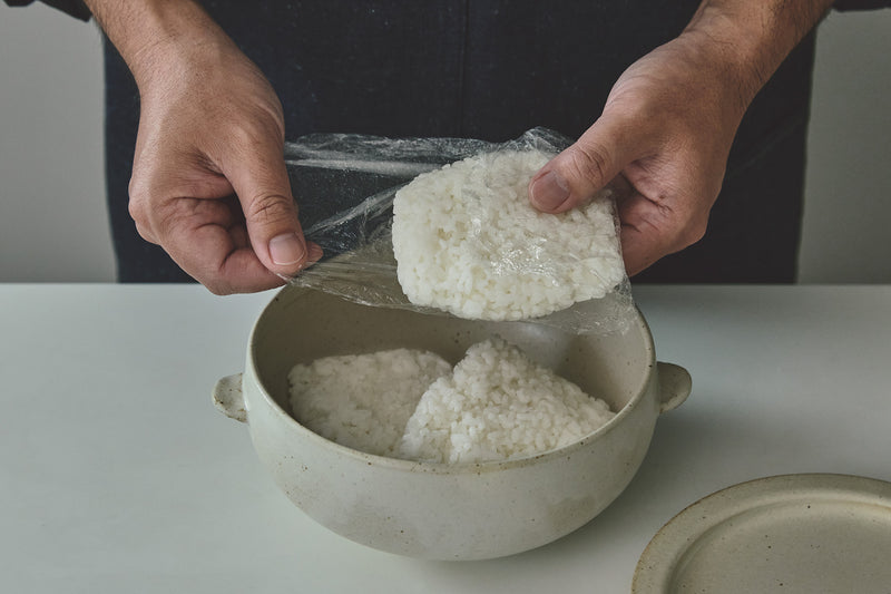 冷凍したご飯の温め直しにも（＊写真はコロン マムを使用。コロン クックはこのカラーのお取り扱いはありません）。
