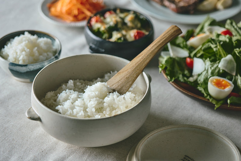 温めたらそのまま食卓へ。金属製のカトラリーは陶器を傷つけやすいので、木製を使うのがおすすめ（＊写真はコロン マムを使用）。