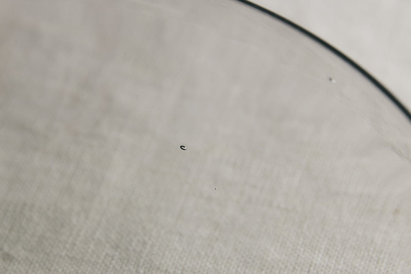 製造の過程で小さな気泡が入ることがあります。ハンドメイドならではの個性として、一つ一つ違った表情をお楽しみください（＊参考写真はプレート）。