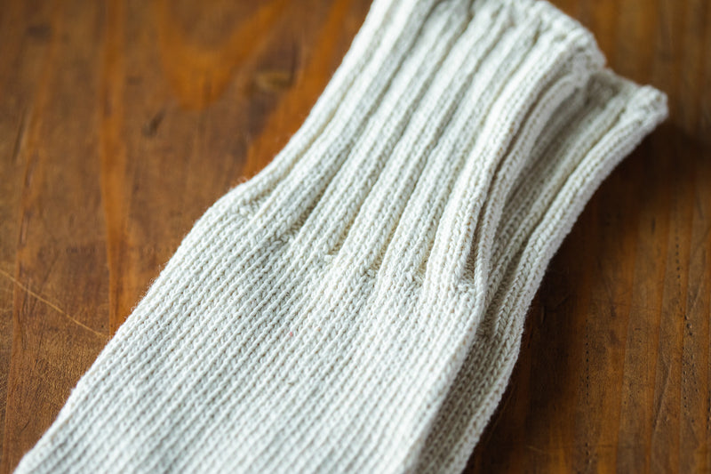 甘撚りのやわらかな再生糸を希少な編機でていねいにゆっくり編んでできた一足。