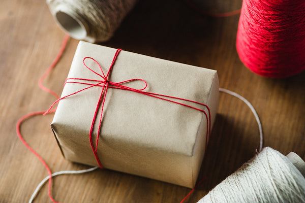 編糸としてはもちろん、ラッピングの紐にしても（＊写真は「SIGNAL RED」を使用）。