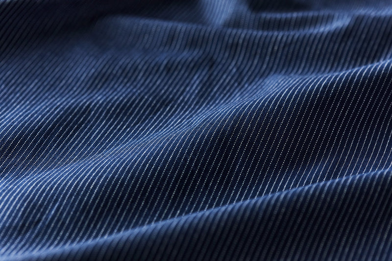 シャトル織機でゆっくり織られているため、生地に糸の風合いが残っています。