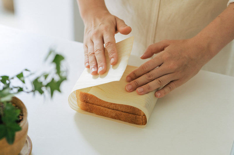 パンや肉を冷凍する前にShikiで包むと、アカマツが持つ特性によっておいしさが保てます。 ＊写真はロングを使用