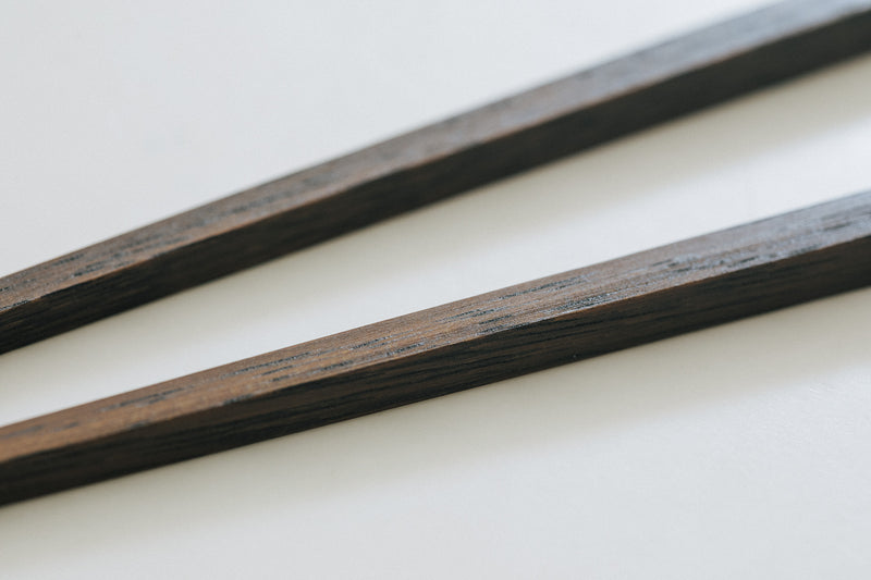 鉄木という幹が鉄のように固く、密度が高い樹木を素材として使用。表面は漆で拭かれています。