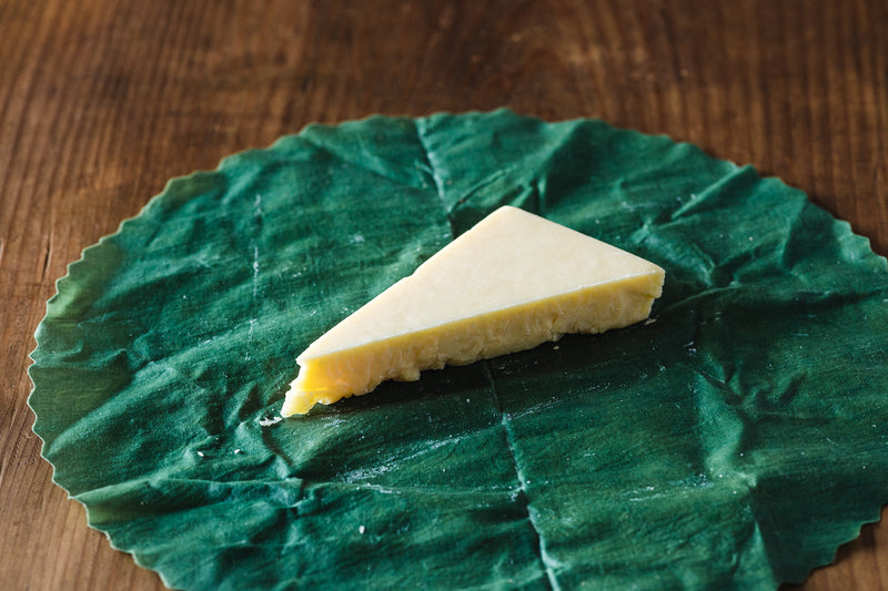 ポリエチレンなどのラップと異なり、適度に調湿するので乾燥でカピカピになりがちなチーズの保管にぴったりです。