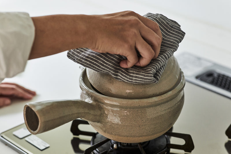 蓄熱性のある伊賀焼の鍋は、じっくりかつしっかり食材に熱が伝わるから調理に最適。