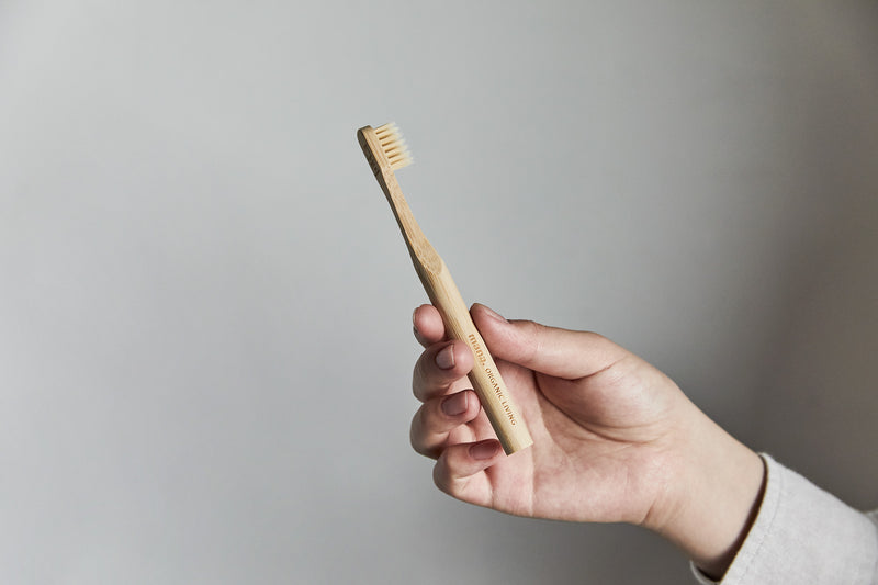 竹歯ブラシキッズは、お子さまが握りやすいように持ち手が短め。