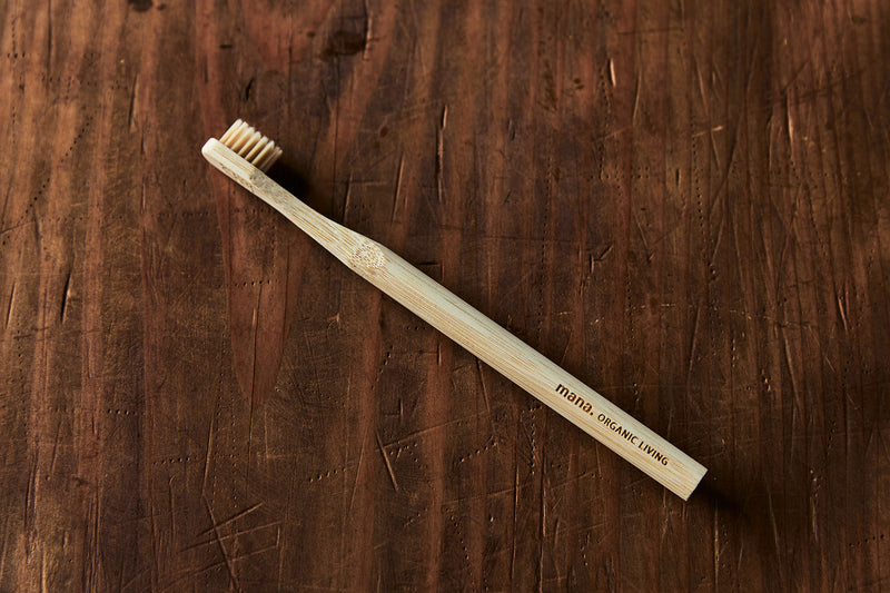 ワントーンのミニマムなデザイン。持ち物へのこだわりを感じさせてくれる歯ブラシです。
