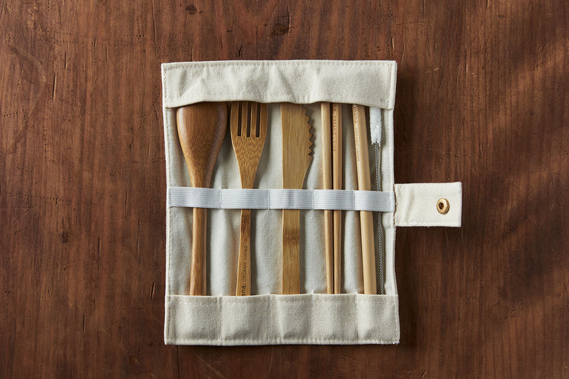 スプーン、フォーク、ナイフ、お箸、ストローと洗浄ブラシ。コットン製のバッグに収まっています。