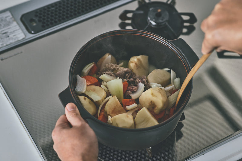 鍋の内圧を過度に上げないため煮崩れにくく、根菜の角が残り美しく仕上がります。