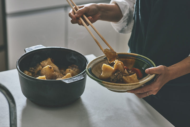 ダークカラーが料理を美しく見せてくれます。生活に溶け込むデザインも素敵。