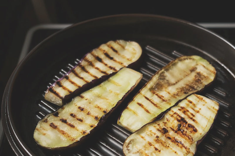 ふたを使って野菜を焼くと驚くほどジューシーに。こんがりとした、おいしそうな焼き目もごちそうです。(写真提供:lilo)