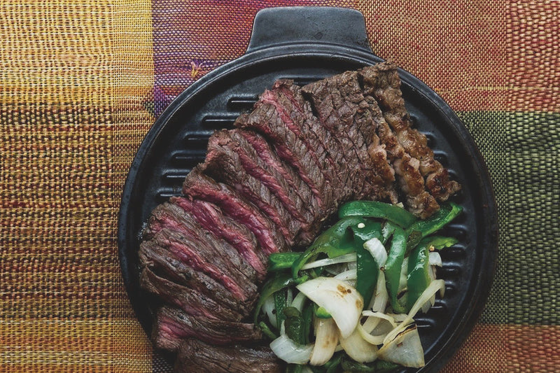 遠赤外線が肉や野菜のうまみを引き出し、シンプルな焼き料理もフライパンとは違ったおいしさに。(写真提供:lilo)