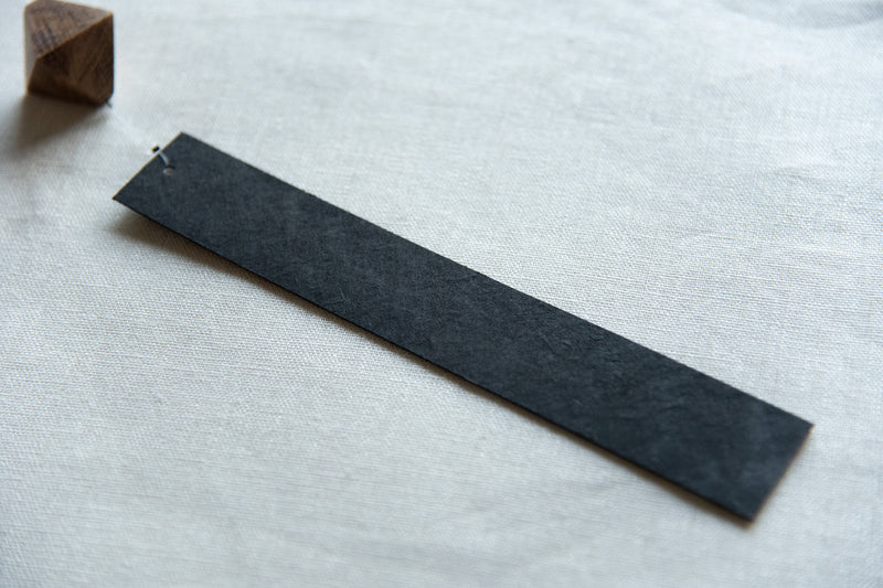 富山の伝統工芸「五箇山和紙」を使っている短冊。和紙だからこそ出せる黒が全体を引き締めます。